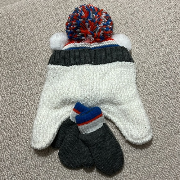 NWT - Polar Bear Hat And Mittens Set. Size XS (6-12 months). - Picture 4 of 10